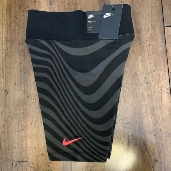 Nike Air MAX Bike Shorts - Picture 2 of 10